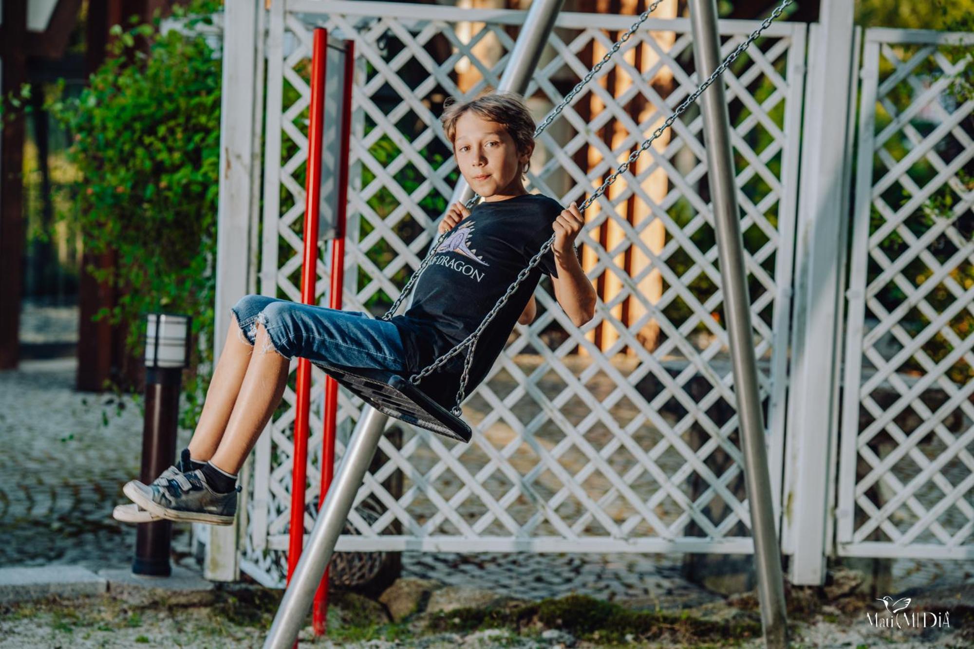 Norweska Dolina Family&Pet-Friendly Resort Szklarska Poręba Esterno foto A child on a swing